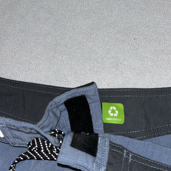 Quicksilver men’s blue and teal board shorts size 29 - Picture 9 of 9